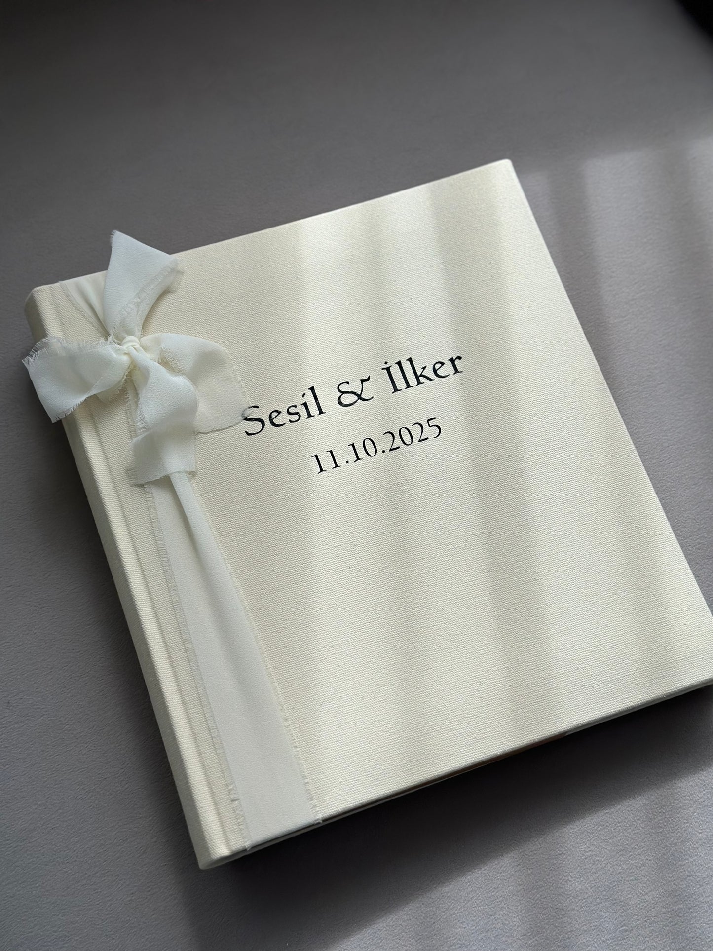 Linnen Gastenboek Gepersonaliseerd – Minimalistisch & Tijdloos. Bruiloften en andere bijzondere momenten
