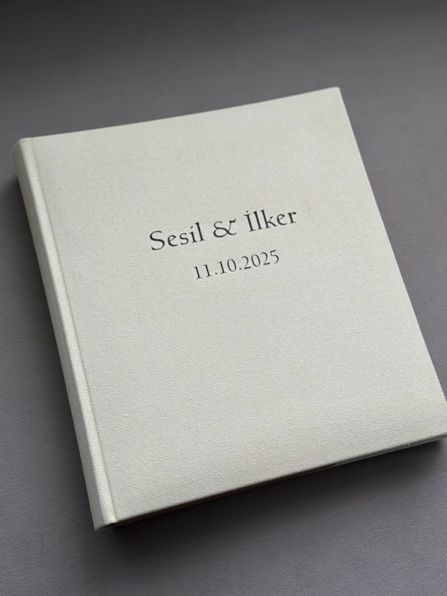Linnen Gastenboek Gepersonaliseerd – Minimalistisch & Tijdloos. Bruiloften en andere bijzondere momenten