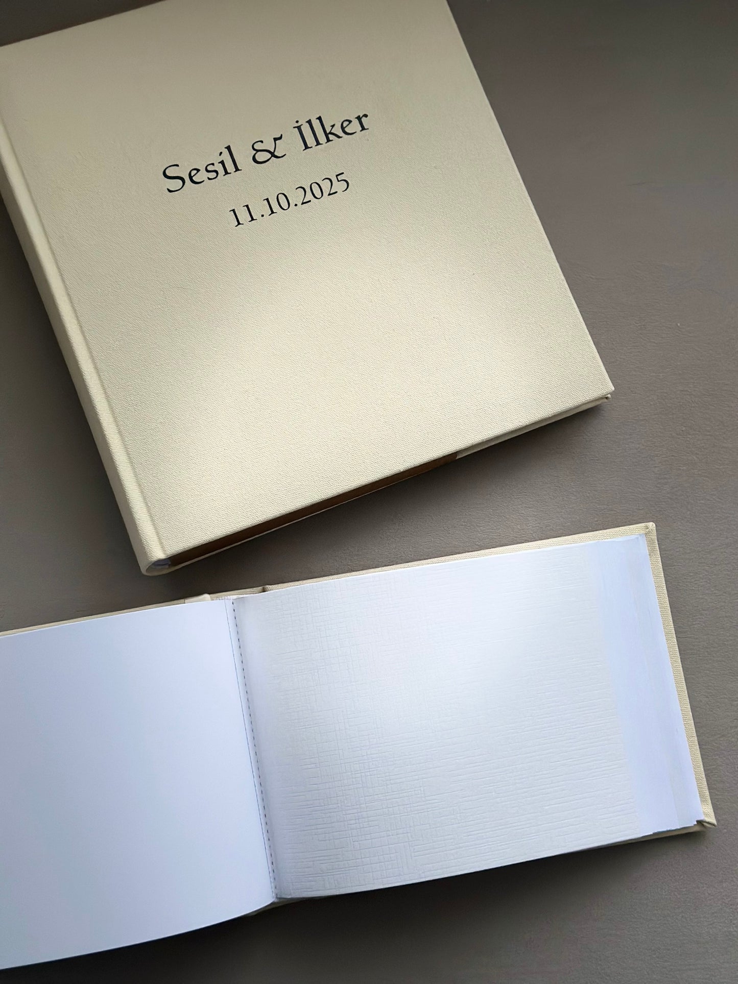 Linnen Gastenboek Gepersonaliseerd – Minimalistisch & Tijdloos. Bruiloften en andere bijzondere momenten