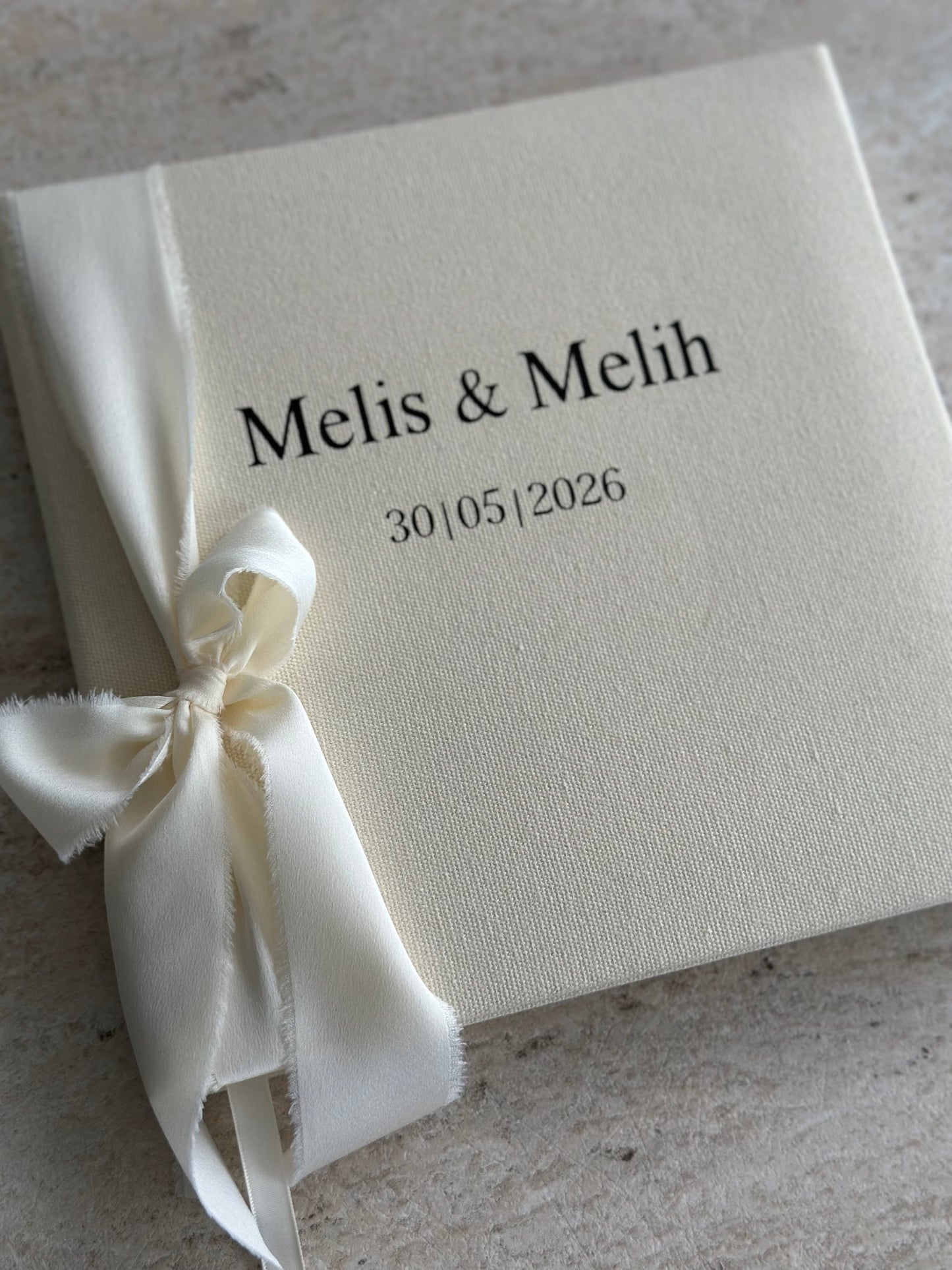 Linnen Gastenboek Gepersonaliseerd – Minimalistisch & Tijdloos. Bruiloften en andere bijzondere momenten