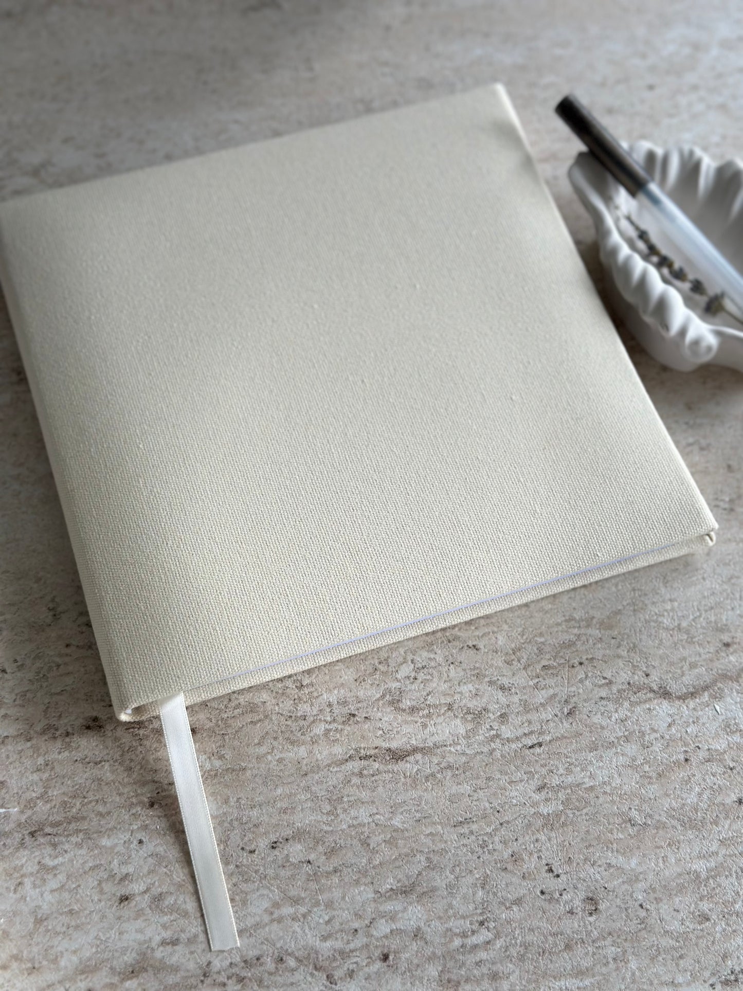 Linnen Gastenboek Gepersonaliseerd – Minimalistisch & Tijdloos. Bruiloften en andere bijzondere momenten