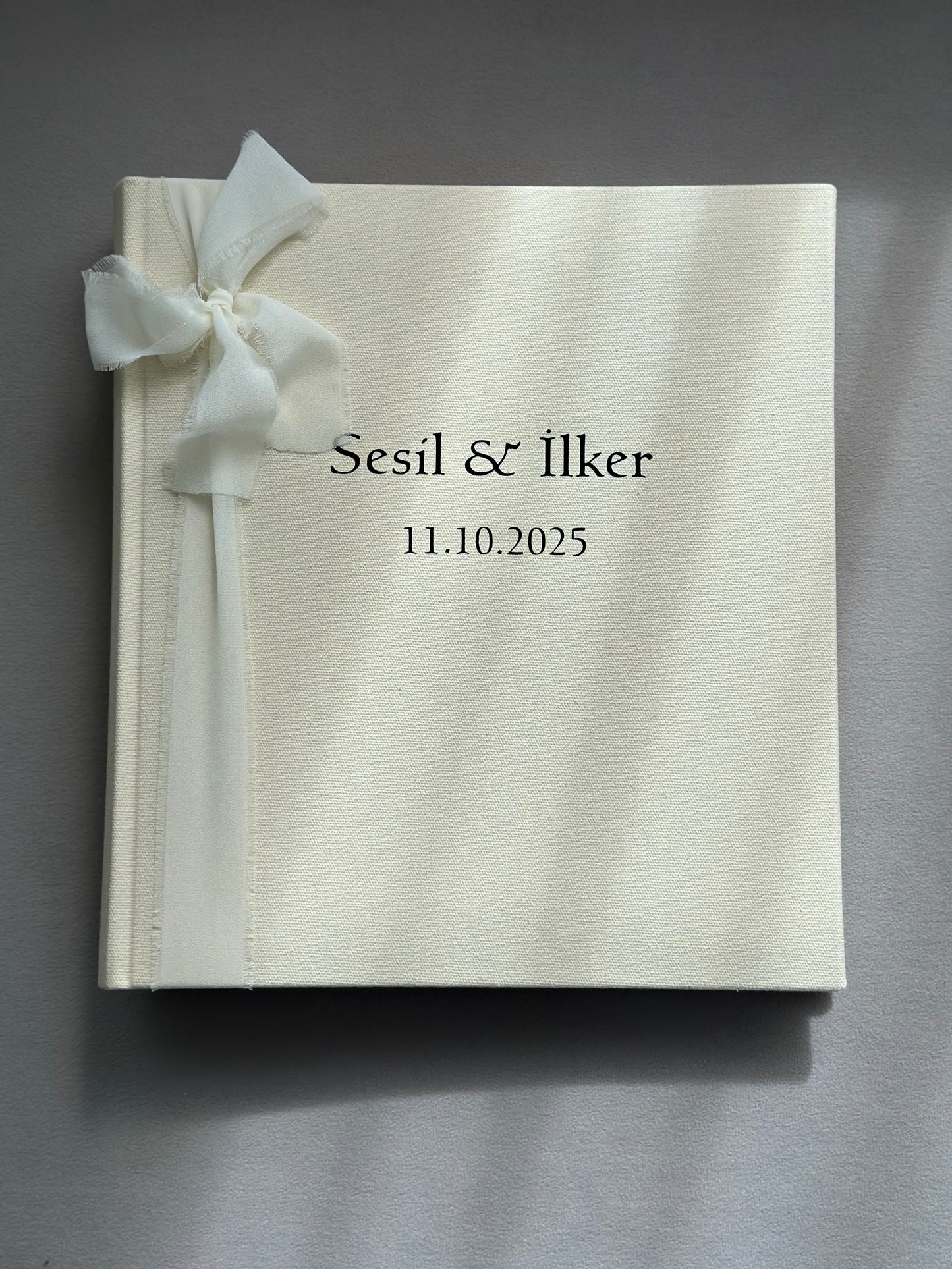 Linnen Gastenboek Gepersonaliseerd – Minimalistisch & Tijdloos. Bruiloften en andere bijzondere momenten