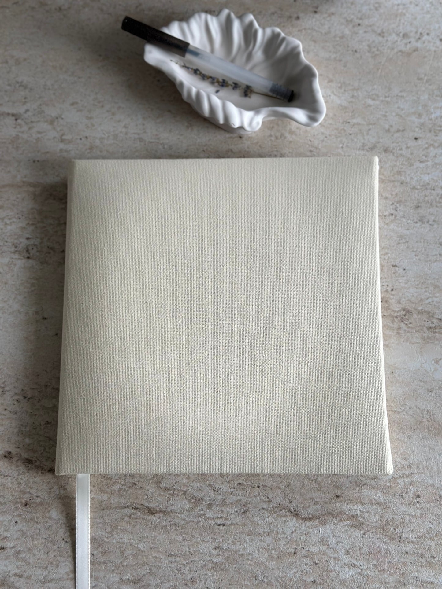 Linnen Gastenboek Gepersonaliseerd – Minimalistisch & Tijdloos. Bruiloften en andere bijzondere momenten