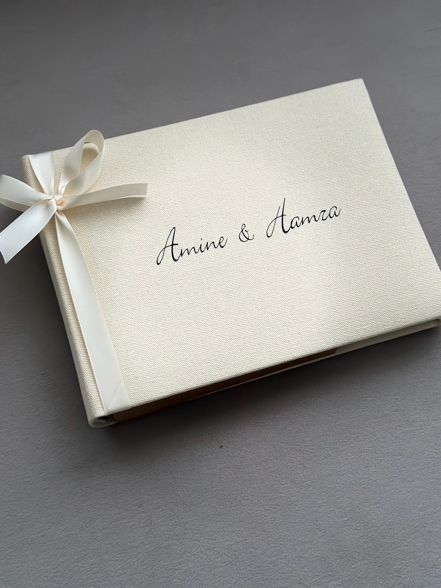 Linnen Gastenboek Gepersonaliseerd – Minimalistisch & Tijdloos. Bruiloften en andere bijzondere momenten