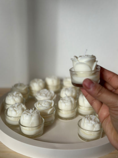 “Pure flowers, calm moments; Lumora candle gift