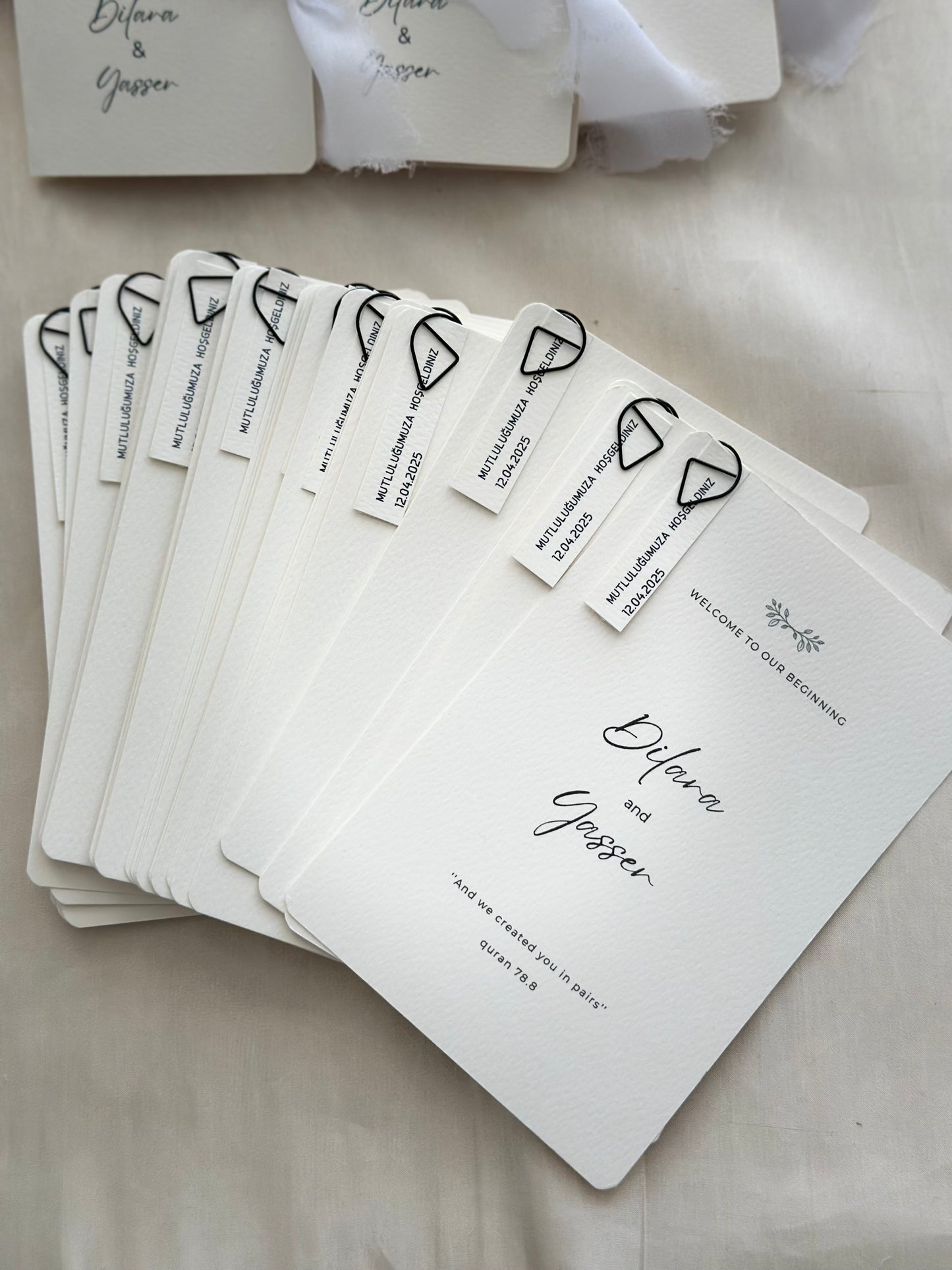 Tafelkaart met decoratieve paperklip