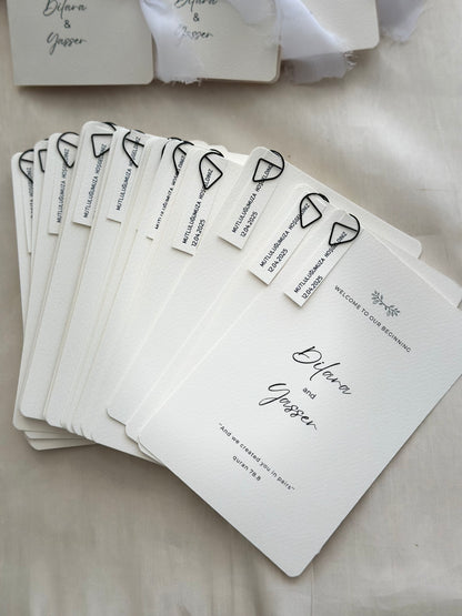 Tafelkaart met decoratieve paperklip