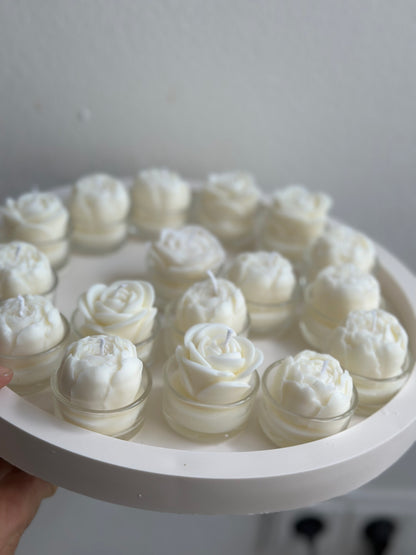 “Pure flowers, calm moments; Lumora candle gift