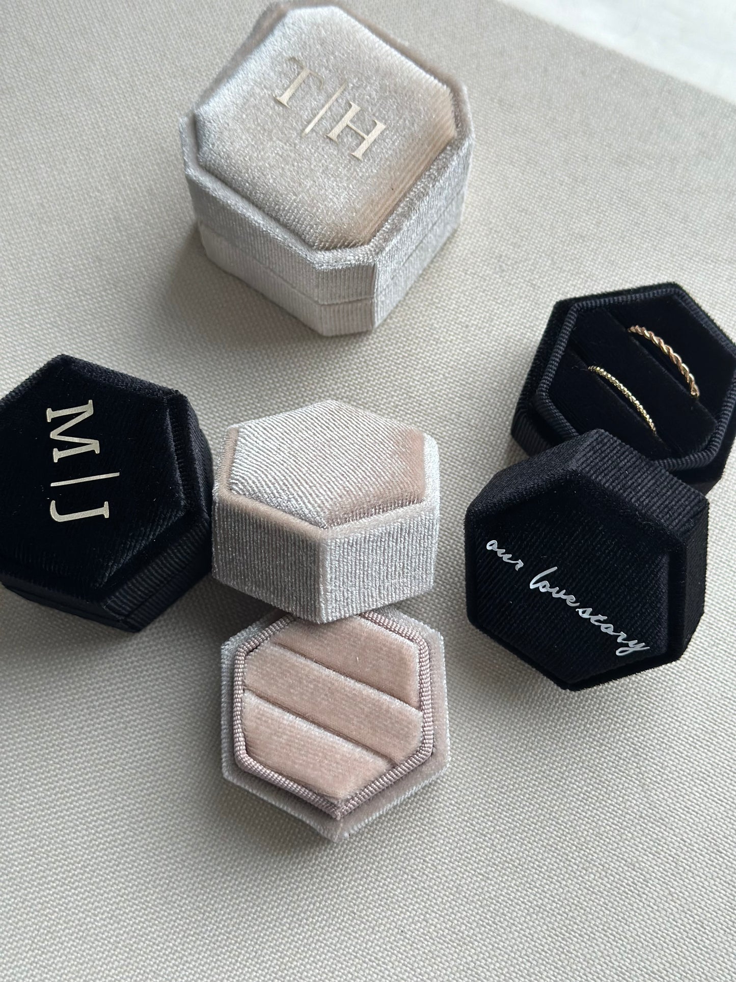 Fluwelen ringdoosjes met personalisatie