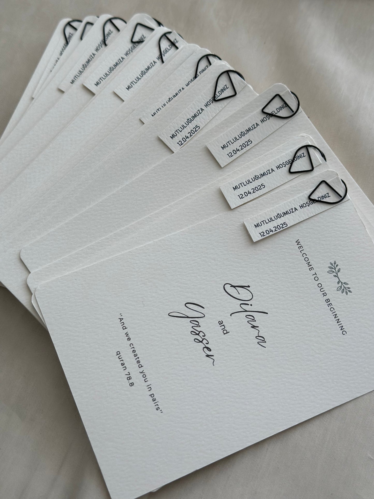 Tafelkaart met decoratieve paperklip