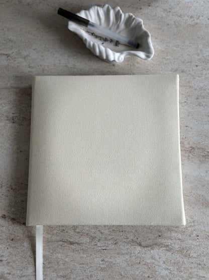 Linnen Gastenboek Gepersonaliseerd – Minimalistisch & Tijdloos. Bruiloften en andere bijzondere momenten