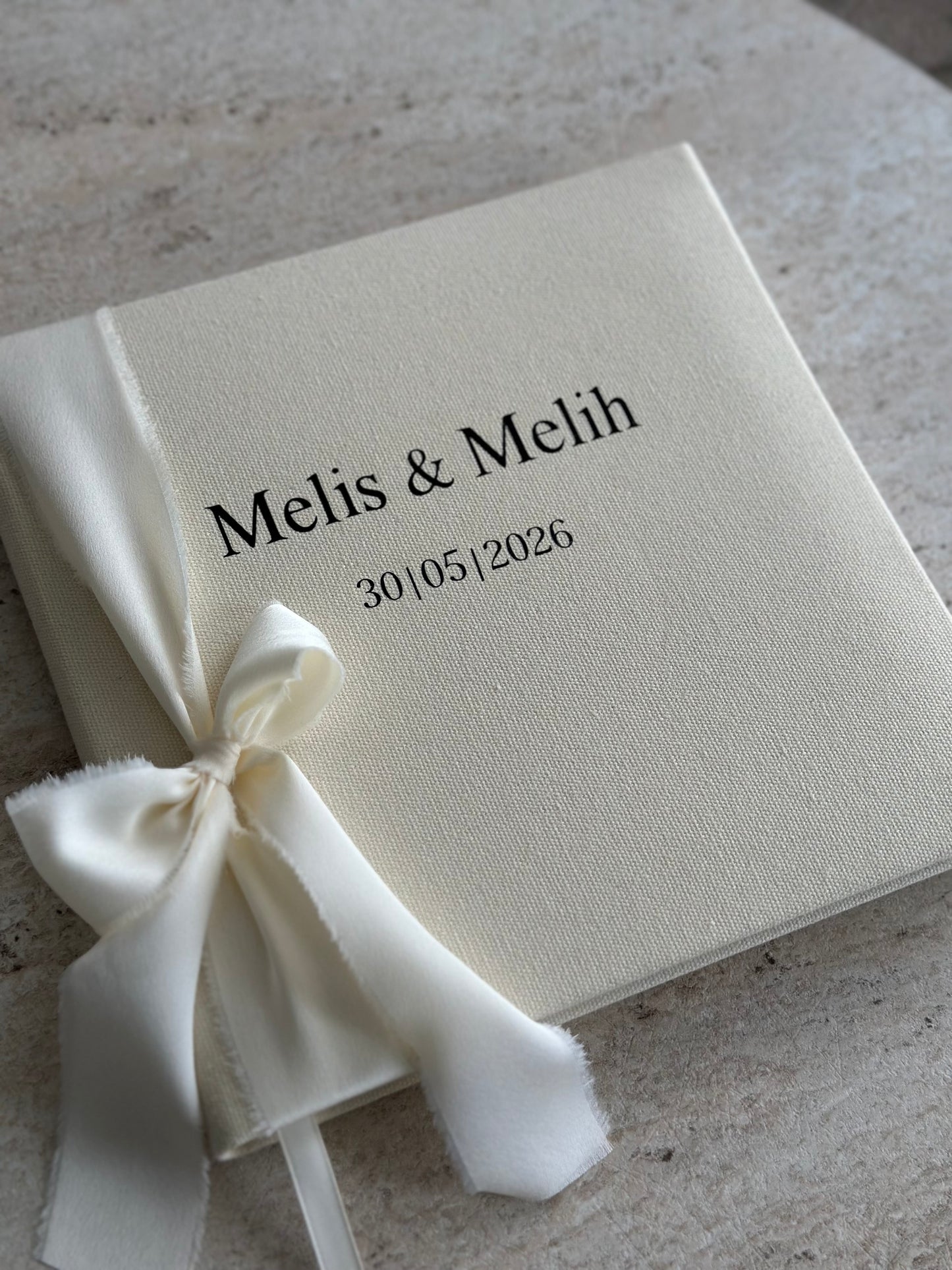 Linnen Gastenboek Gepersonaliseerd – Minimalistisch & Tijdloos. Bruiloften en andere bijzondere momenten
