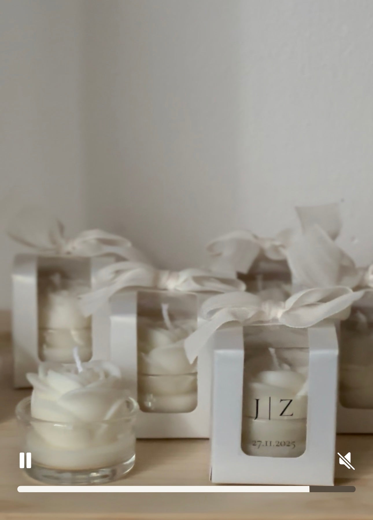 “Pure flowers, calm moments; Lumora candle gift