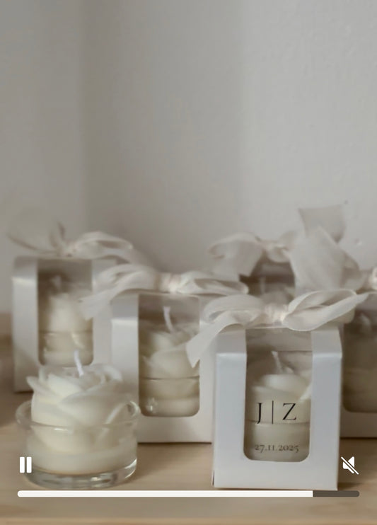 “Pure flowers, calm moments; Lumora candle gift