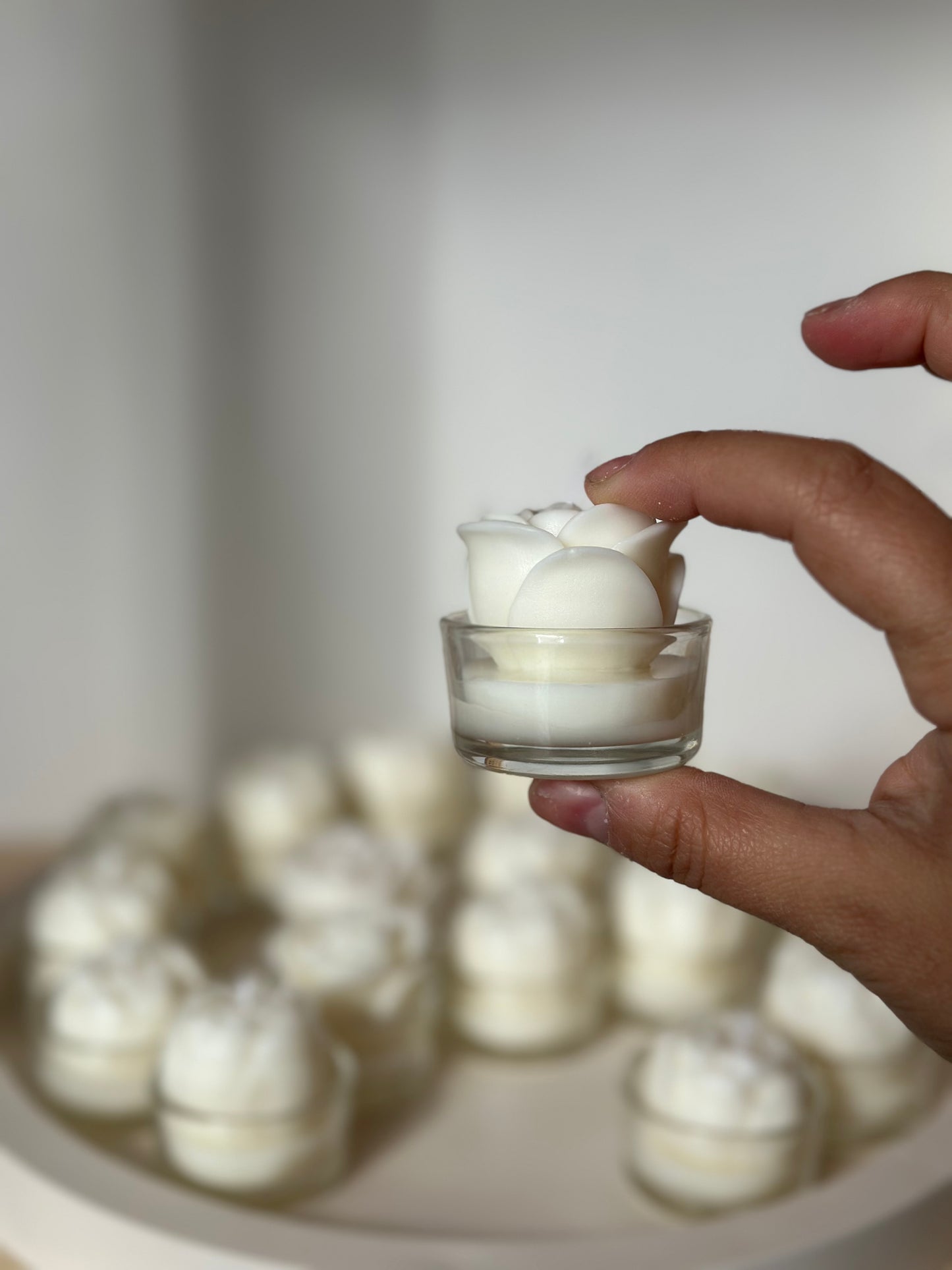 “Pure flowers, calm moments; Lumora candle gift