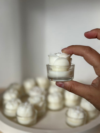 “Pure flowers, calm moments; Lumora candle gift