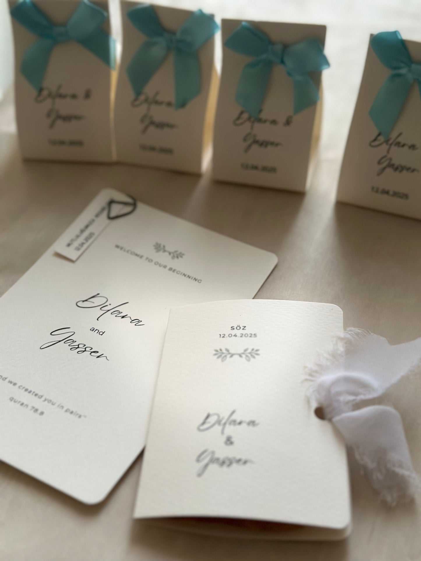 Tafelkaart met decoratieve paperklip