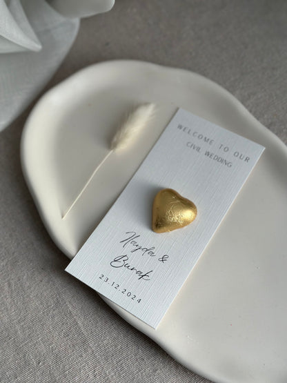 Tafelkaart met chocolade hartje in folie