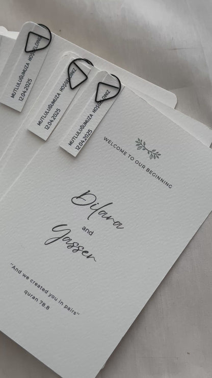 Tafelkaart met decoratieve paperklip
