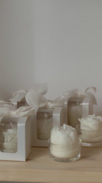 “Pure flowers, calm moments; Lumora candle gift